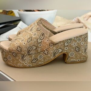 Matisse for Anthropologie Neutral Paisley Patterned Platform Slides - Size 7.5